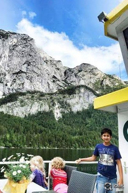 Mahesh-Babu-Family-London-Trip-Photos